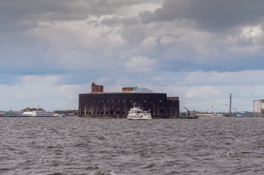 - Rusya. Saint-Petersburg 'da. 15 Ağustos 2021. Fort Alexander 1, Kronstadt 'ın güney kıyısındaki çimenlik alan boyunca yer alan bir tarih ve mimari anıtıdır..