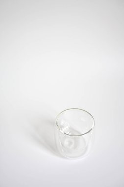 Minimalist boş çift cam bardak beyaz arka planda izole. Tasarım ve markalaşma için kopyalama alanı olan modern cam eşyalar..
