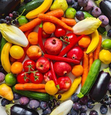 Zenginliği, sağlıklı beslenmeyi, sağlıklı yaşam tarzını ve doğal beslenme kavramını temsil eden çeşitli meyve, sebze ve otlar.