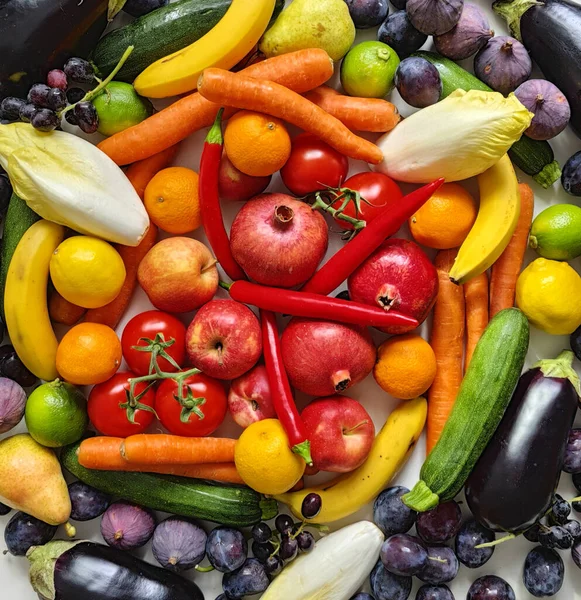 Zenginliği, sağlıklı beslenmeyi, sağlıklı yaşam tarzını ve doğal beslenme kavramını temsil eden çeşitli meyve, sebze ve otlar.