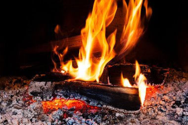 Şöminede yangın var.