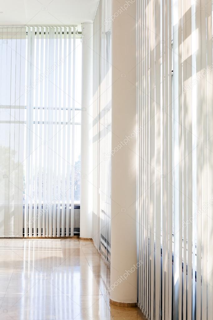 rideaux rayés blancs à l\'intérieur — Photographie BRANKOBJOVANOVIC ... rideaux rayés blancs à l\'intérieur — Photographie BRANKOBJOVANOVIC ...