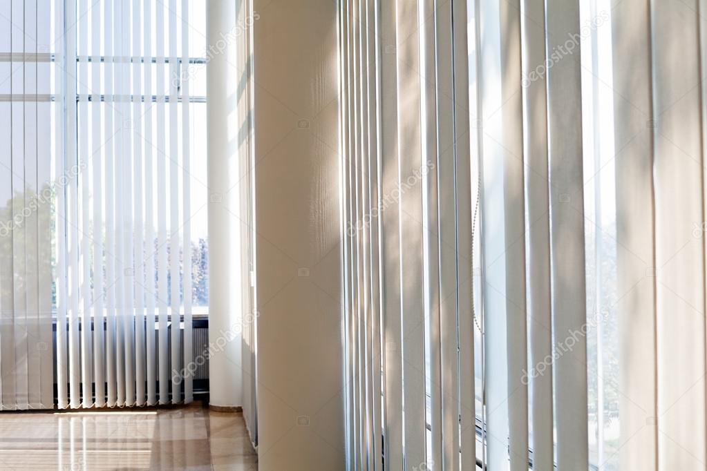 witte gestreepte gordijnen in het interieur — Stockfoto ... witte gestreepte gordijnen in het interieur — Stockfoto ...