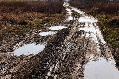 Çamurlu köy yolunda