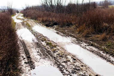Çamurlu köy yolunda