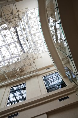 Metal çerçeveli ve camlı parlak iç tavanlar.