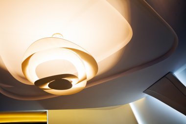 İç kısımda alışılmadık tavan ışıkları, alanın derinliğine dikkat edin.