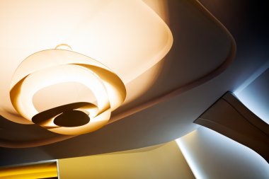 İç kısımda alışılmadık tavan ışıkları, alanın derinliğine dikkat edin.