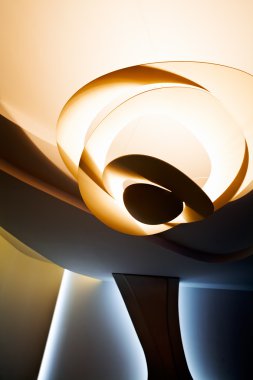 İç kısımda alışılmadık tavan ışıkları, alanın derinliğine dikkat edin.