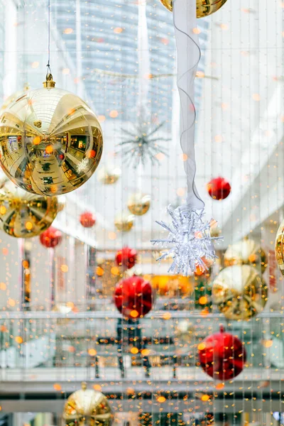 Interior Decorado Para Navidad Con Muchas Bolas Nota Poca Profundidad —  Fotos de Stock
