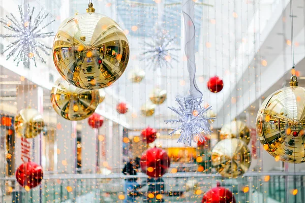 Noel için iç dekore edilmiş bir sürü top, dikkat edin sığ alan derinliği