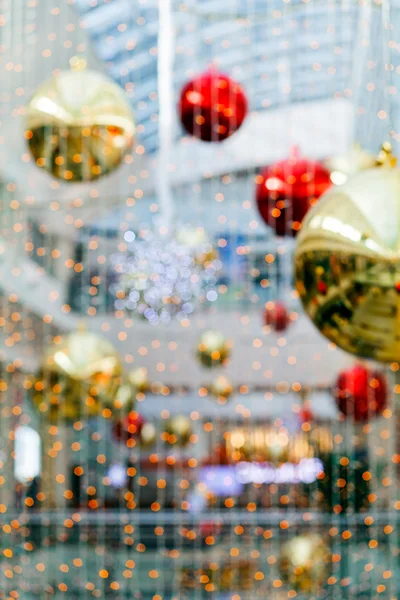 Noel için iç dekore edilmiş, bir sürü toplarla, bulanık arka plan için.