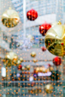 Noel için iç dekore edilmiş, bir sürü toplarla, bulanık arka plan için.