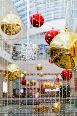 Noel için iç dekore edilmiş bir sürü top, dikkat edin sığ alan derinliği