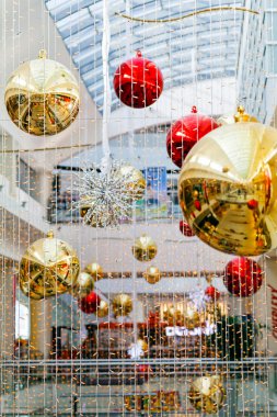 Noel için iç dekore edilmiş bir sürü top, dikkat edin sığ alan derinliği