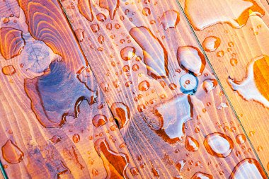 Tahta zeminde bir damla su