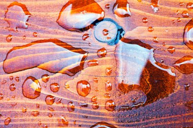 Tahta zeminde bir damla su