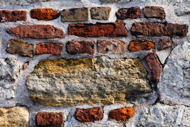 Tuğla ve taşlardan eski duvar