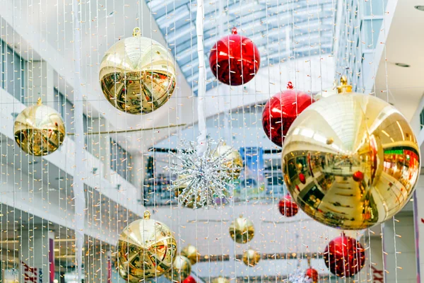 Noel için iç dekore edilmiş bir sürü top, dikkat edin sığ alan derinliği