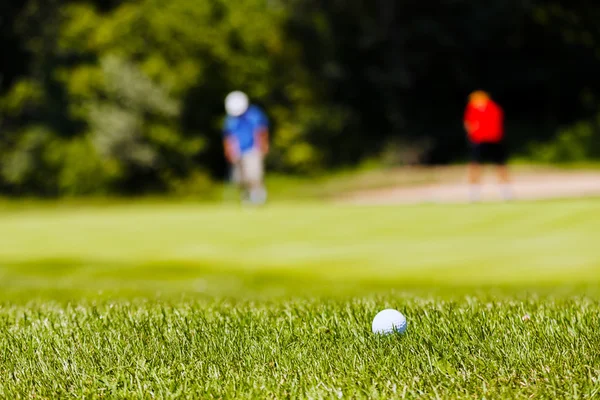 Campo de golfe com jogadores — Fotografia de Stock