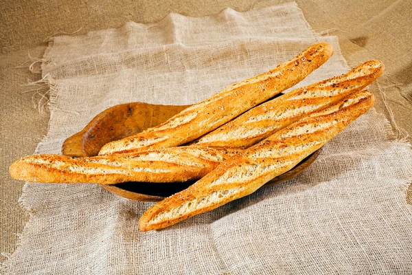 Τέσσερα Καρβέλια Ψωμί Σπόρους Στο Ξύλινο Πιάτο — Φωτογραφία Αρχείου