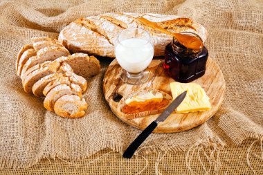 Keten bezinde tereyağı ve bal ile kahvaltı.