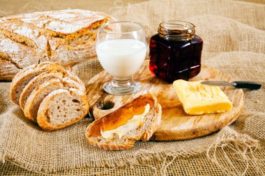 Keten bezinde tereyağı ve bal ile kahvaltı.