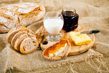 Keten bezinde tereyağı ve bal ile kahvaltı.