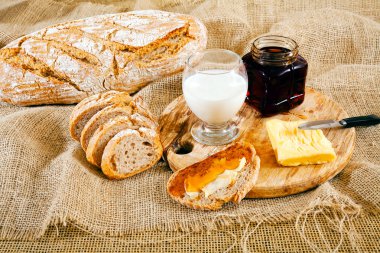 Keten bezinde tereyağı ve bal ile kahvaltı.