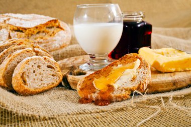 Keten bezinde tereyağı ve bal ile kahvaltı.