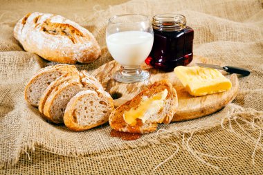 Keten bezinde tereyağı ve bal ile kahvaltı.