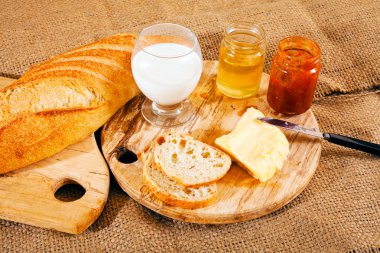 Tereyağlı, ballı, reçelli ve sütlü kahvaltı.