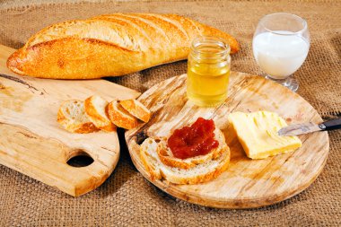 Tereyağlı, ballı, reçelli ve sütlü kahvaltı.