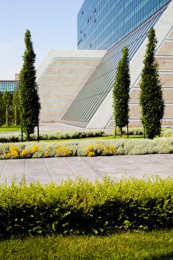 Binanın etrafındaki parkın peyzajı, sığ alan derinliğine dikkat edin