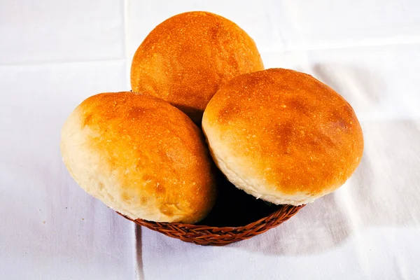 Pães Uma Cesta Vime Fundo Branco — Fotografia de Stock