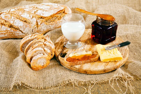 Keten bezinde tereyağı ve bal ile kahvaltı.