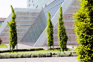 Binanın etrafındaki parkın peyzajı, sığ alan derinliğine dikkat edin