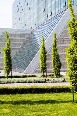 Binanın etrafındaki parkın peyzajı, sığ alan derinliğine dikkat edin