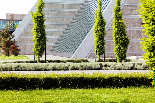 Binanın etrafındaki parkın peyzajı, sığ alan derinliğine dikkat edin