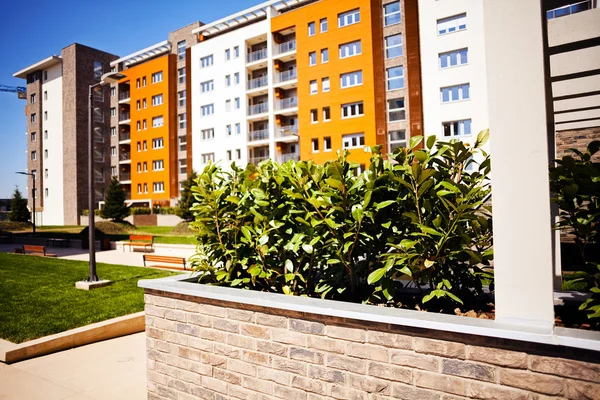 Binanın önündeki tuğlalardan oluşan jardiniera, yüzeysel alan derinliğine dikkat edin.