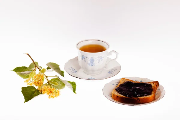 Чашка Травяного Чая Ломтик Хлеба Джемом Завтрак Белом Фоне — стоковое фото