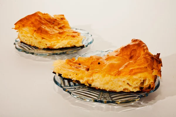 Dois Pedaço Torta Com Queijo Prato Dois Fundo Branco — Fotografia de Stock