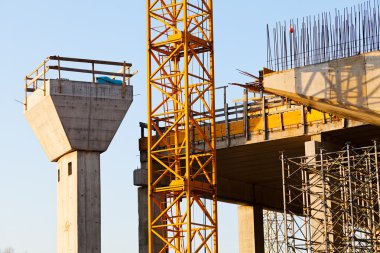 Bir köprü inşaatı, alan derinliği