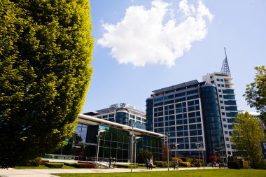 Çevreye sahip ticari binalar, alan derinliğine dikkat edin