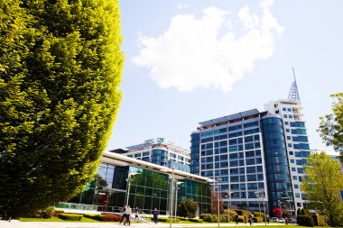 Çevreye sahip ticari binalar, alan derinliğine dikkat edin