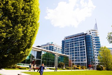 Çevreye sahip ticari binalar, alan derinliğine dikkat edin