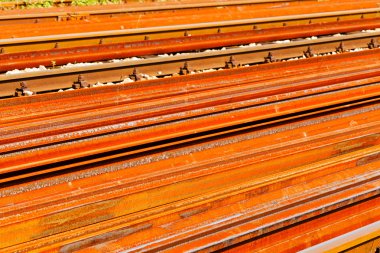 Demiryollarında paslı demir raylar