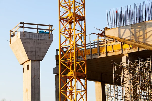 Bir köprü inşaatı, alan derinliği