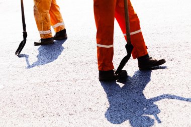 Yolun asfaltlama üzerinde çalışan