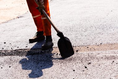 Yolun asfaltlama üzerinde çalışan